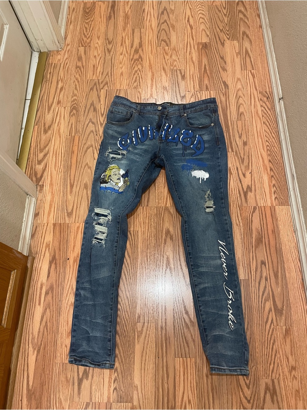Civilized Distressed Graphic Men’s size 36-32 men’s